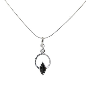 Q Necklace Silver, White Rhodium