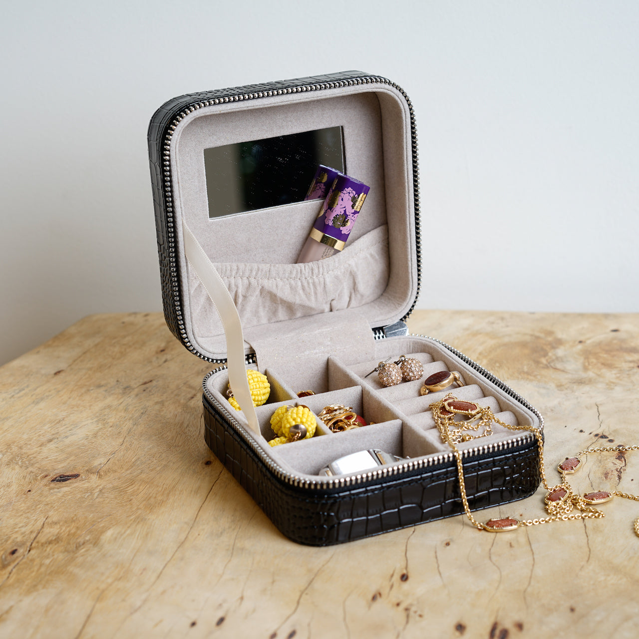 Travel jewelry case