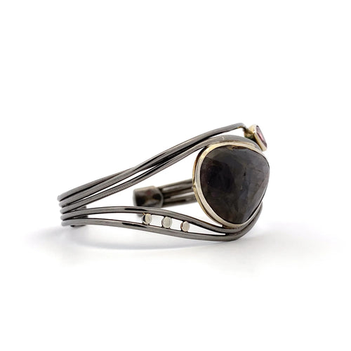 BRZ SAPH PINK TU RUK G BEZEL CUFF - Q Evon Fine Jewelry
